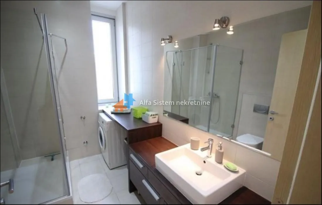 Izdavanje, četvorosoban stan, 250m², Savski Venac, Beograd