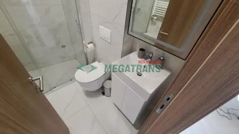 Moderno opremljeno kupatilo sa tuš kabinom, umivaonikom i WC šoljom. - image 15