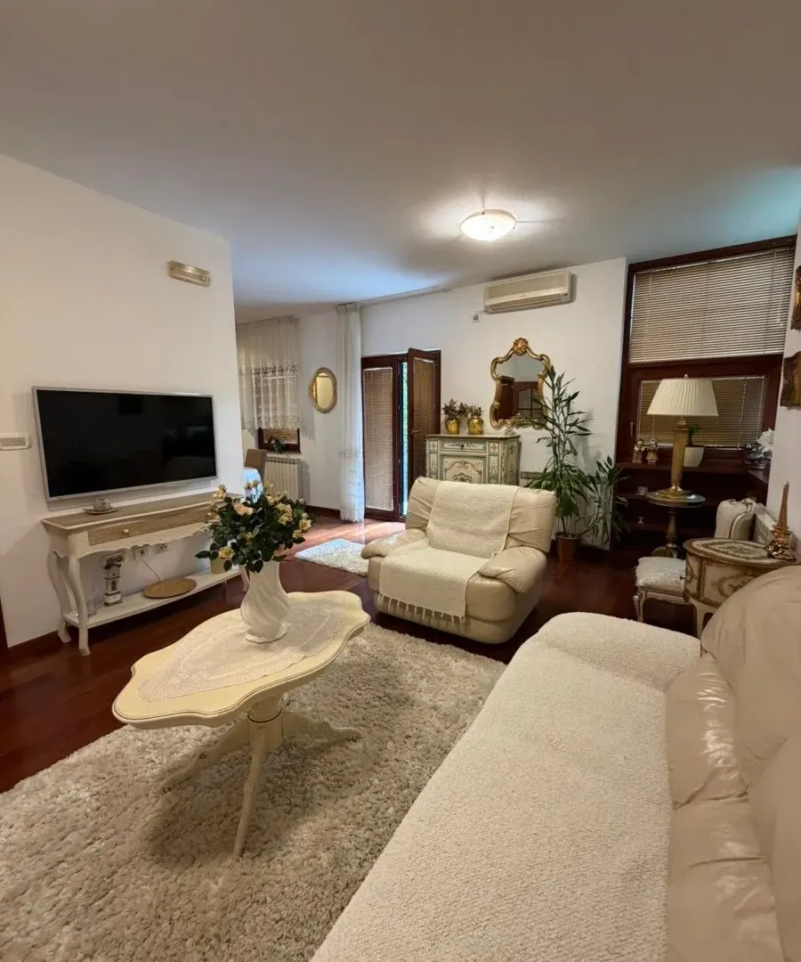 Izdavanje, trosoban stan, 100m², Gorica C, Podgorica