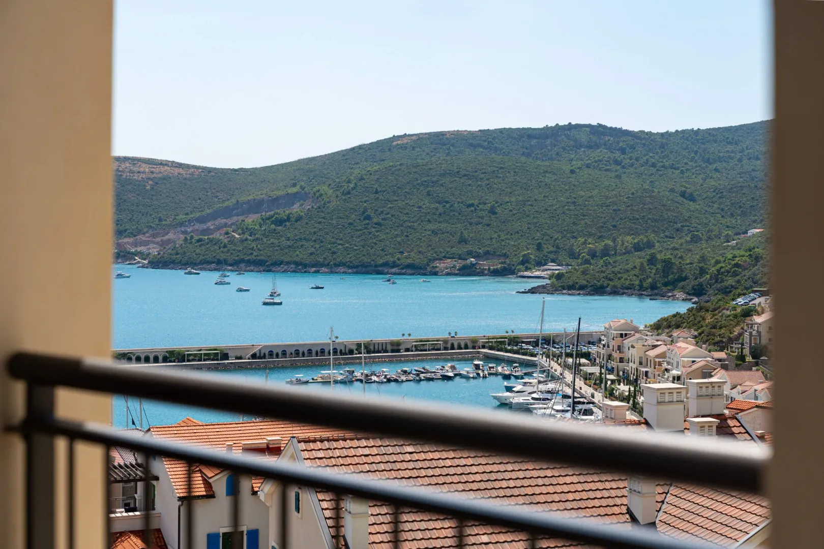 Pogled sa terase na marinu i more.