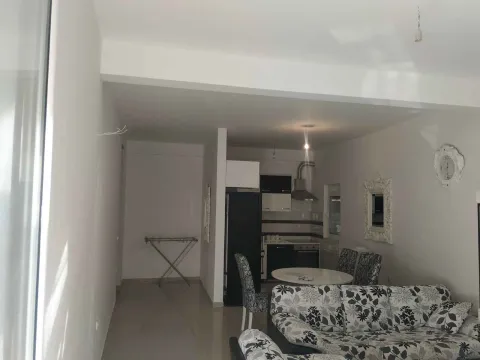 Dnevni boravak sa garniturom i trpezarijom u sklopu kuhinje. - image 3