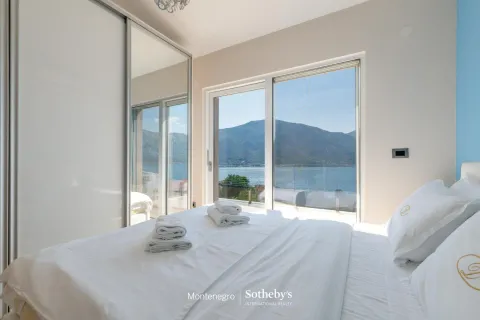 Spavaća soba sa bračnim krevetom, ugradnim ormarom i pogledom na more. - image 30