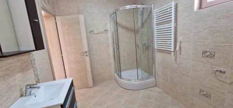 Renovirano kupatilo sa tuš kabinom, umivaonikom i keramičkim pločicama. - image 9