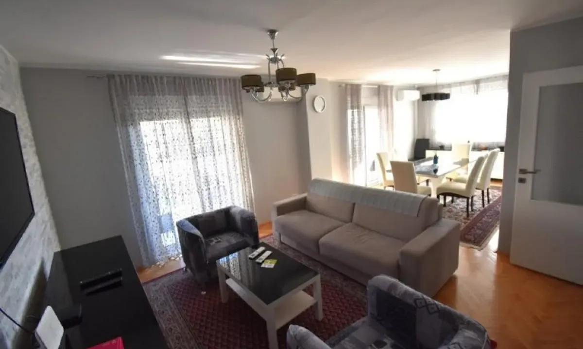 Izdavanje, dvosoban stan, 80m², Centar, Tivat