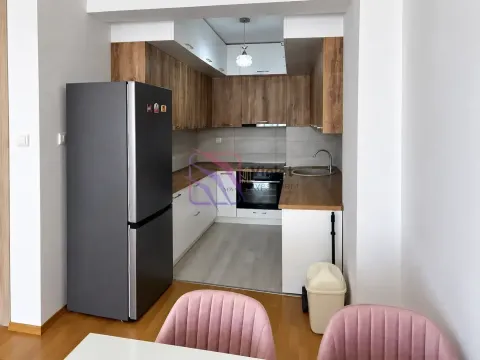 Kuhinja opremljena drvenim i bijelim elementima, sa ugrađenim uređajima i frižiderom. - image 2