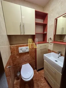 Kupatilo opremljeno WC šoljom, umivaonikom i ugradnim elementima. - image 13