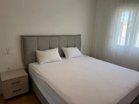 Namještena spavaća soba sa bračnim krevetom i noćnim stočićem. - image 7