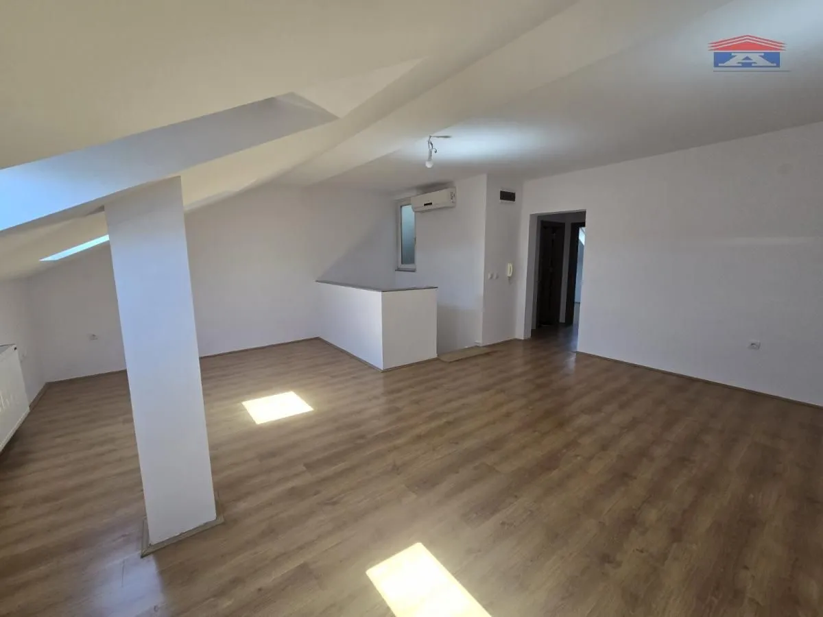 Izdavanje, četvorosoban stan, 78m², Centar, Novi Sad