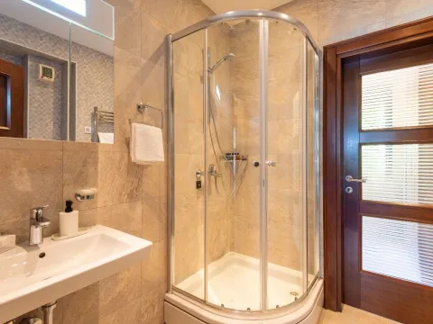 Rent, three bedroom apartment, 140m², Škaljari, Kotor - image 14