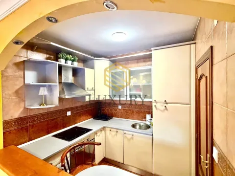 Manja opremljena kuhinja sa radnim elementima i ugradnom pločom. - image 7