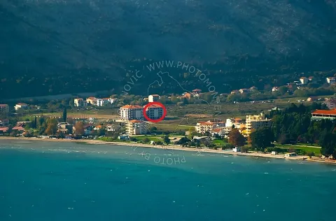 Pogled iz vazduha na obalu sa označenom lokacijom zgrade. - image 17