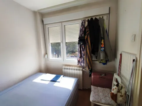 Manja spavaća soba sa krevetom, prozorom i garderoberom na zidu. - image 7