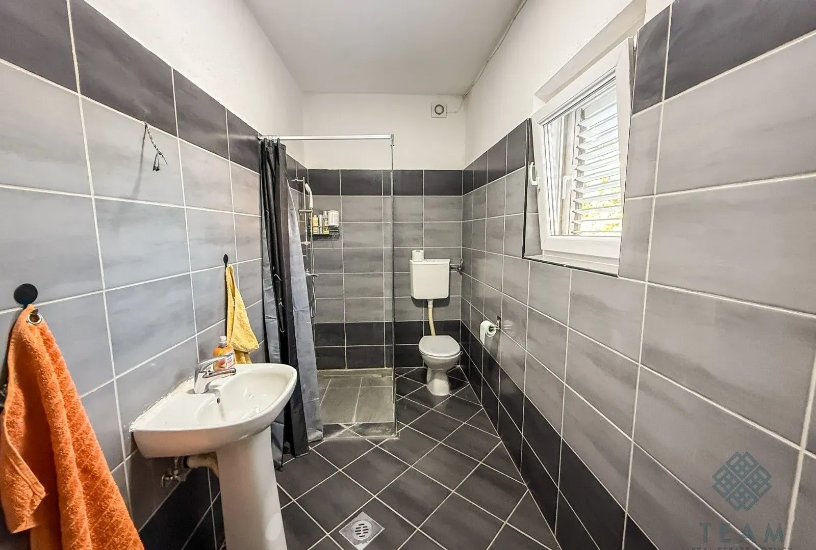 Izdavanje, kuća, 300m², Masline, Podgorica