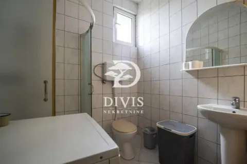 Kupatilo obloženo keramičkim pločicama sa tuš kabinom, lavaboom i toaletom. - image 15