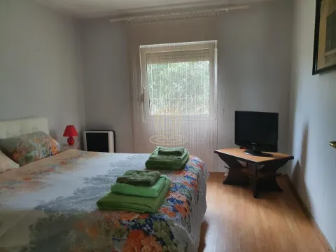 Spavaća soba sa bračnim krevetom, televizorom i prozorom. - image 5