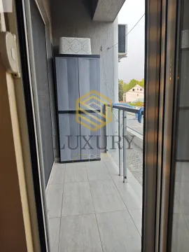 Manji popločani balkon sa ormarićem za odlaganje. - image 3