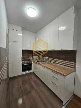 Moderna bijela kuhinja sa drvenom radnom pločom. - image 3