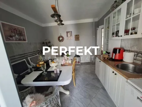 Kuhinja sa trpezarijom i belim elementima. - image 9