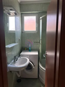 Kupatilo sa umivaonikom, tuš kabinom i veš mašinom. - image 10