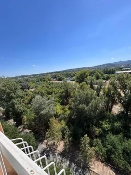 Pogled sa terase na zelenilo i okolni pejzaž. - image 15
