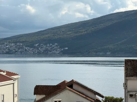 Pogled na zaliv i brdo sa terase nekretnine. - image 11