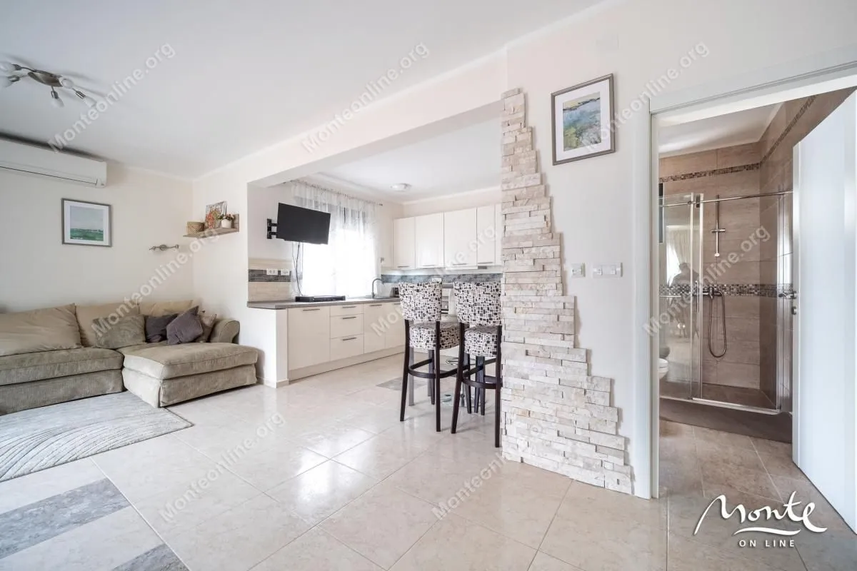 Prodaja, dvosoban stan, 109m², Dobrota, Kotor