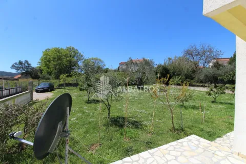 Pogled na zeleno dvorište sa stablima i travnjakom. - image 19