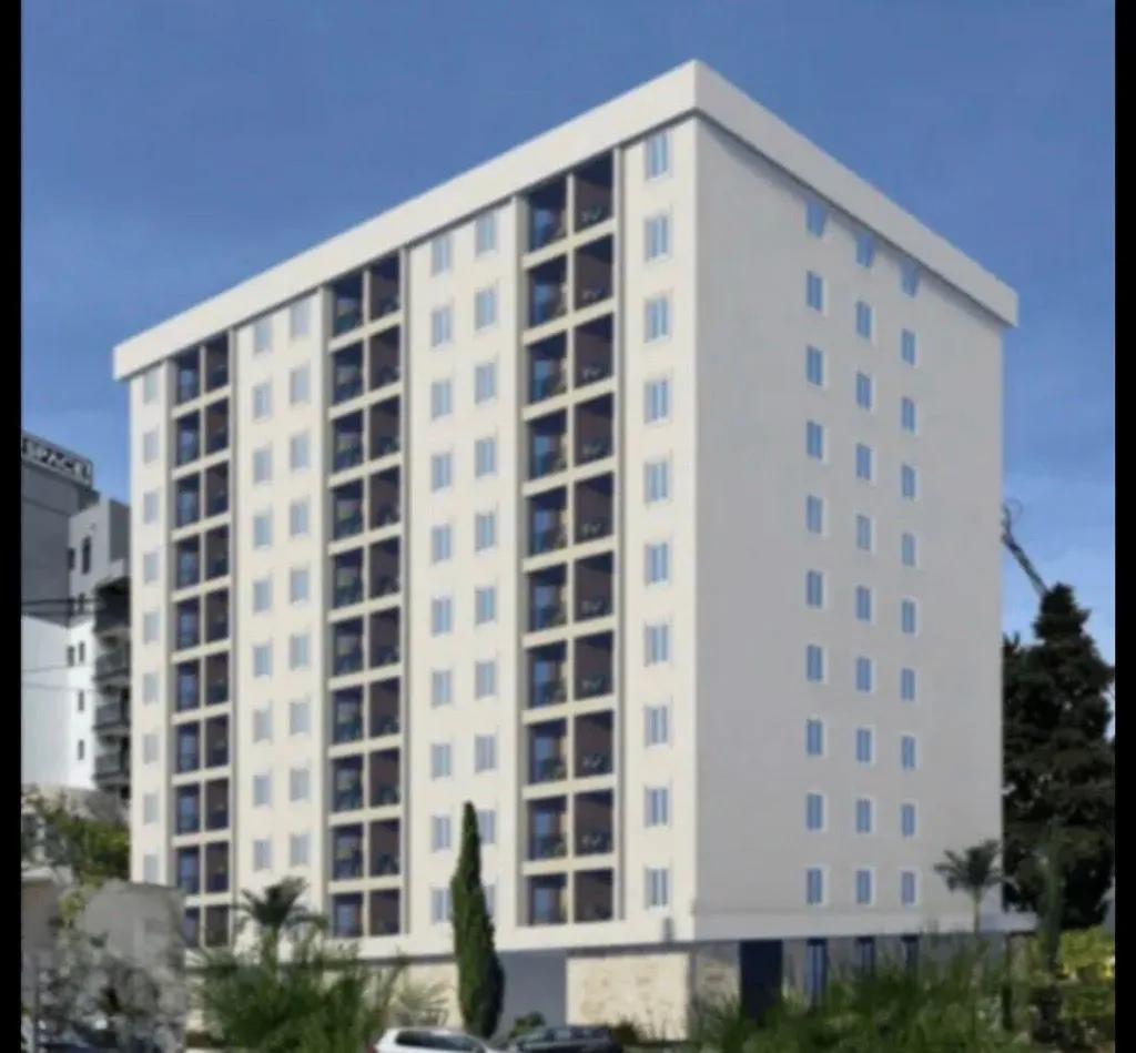Spoljašnji izgled moderne višespratne stambene zgrade.