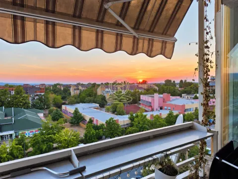Pogled sa terase na grad i zalazak sunca. - image 19