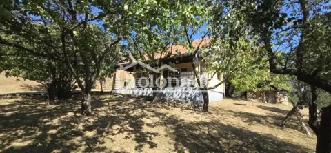 Pogled na kuću sa dvorištem okruženom drvećem. - image 5