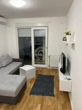 Manji dnevni boravak sa garniturom, TV-om i izlazom na terasu. - image 2