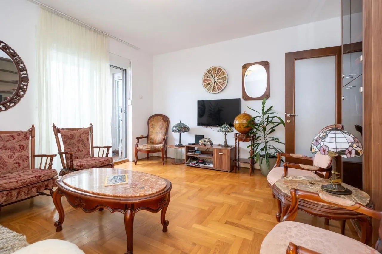 Izdavanje, trosoban stan, 97m², Blok 9, Podgorica