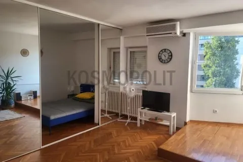 Spavaća soba sa parketom, velikim ogledalnim plakarom i televizorom. - image 2