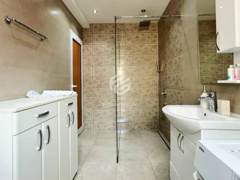 Rent, three bedroom apartment, 160m², Tivat, Crna Gora - image 12