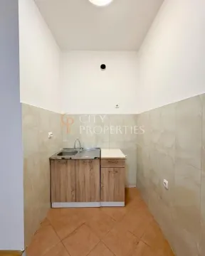 Smaller kitchen with a sink and cabinets in a niche. - image 5