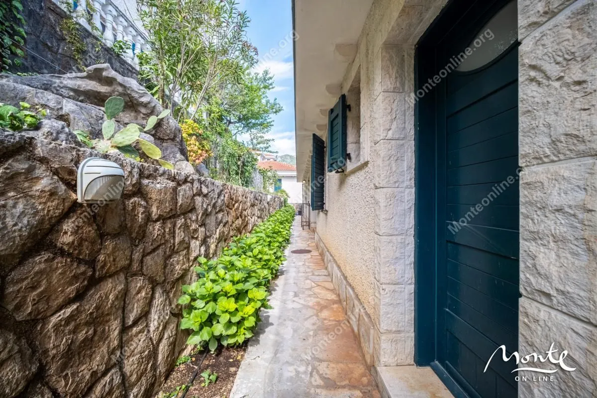 Prodaja, dvosoban stan, 92m², Kostanjica, Kotor