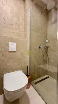 Moderno opremljeno kupatilo sa tuš kabinom. - image 15
