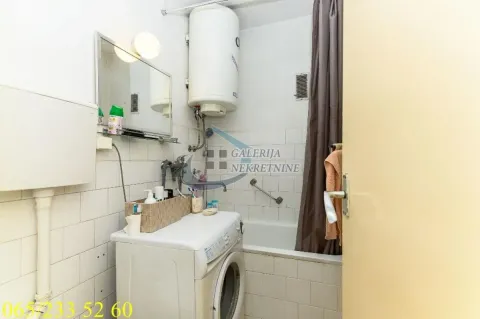 Manje kupatilo sa kadom, umivaonikom i veš mašinom. - image 15