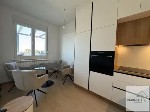 Moderna kuhinja sa trpezarijskim stolom i stolicama pored prozora. - image 3