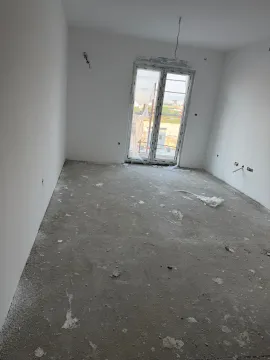 Prazna prostorija u izgradnji sa bijelim zidovima i balkonskim vratima. - image 3