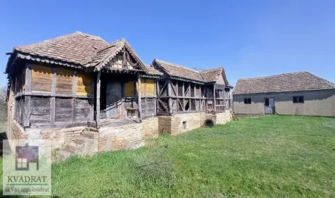 Stare tradicionalne seoske kuće i pomoćni objekat na parceli. - image 4