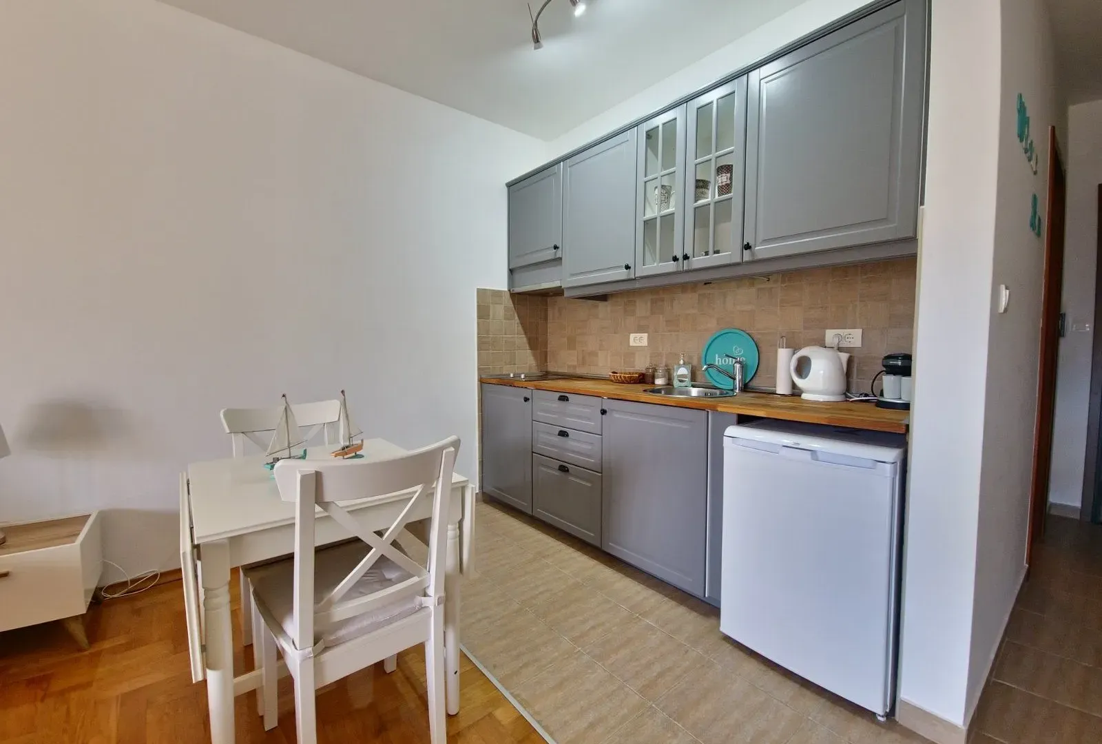 Izdavanje, garsonjera, 42m², Bečići, Budva