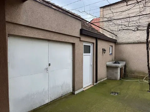 Dvorište sa garažnim vratima, pomoćnim ulazom i vanjskom sudoperom. - image 13