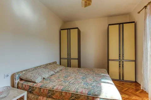 Spavaća soba sa bračnim krevetom i dva ormara. - image 34