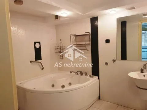 Bathroom equipped with a corner bathtub, washbasin, and mirror. - image 17