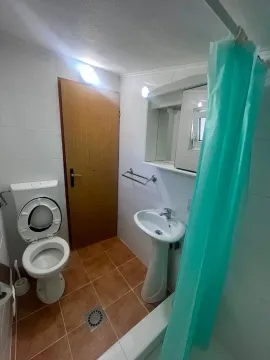 Manje kupatilo sa WC šoljom, umivaonikom i kadom sa tirkiznom zavjesom. - image 17