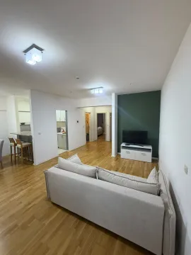 Prostrana dnevna soba sa garniturom i televizorom. - image 8
