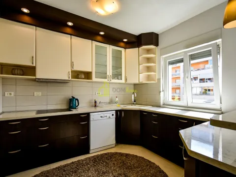 Izdavanje, trosoban stan, 120m², City Kvart, Podgorica - image 14