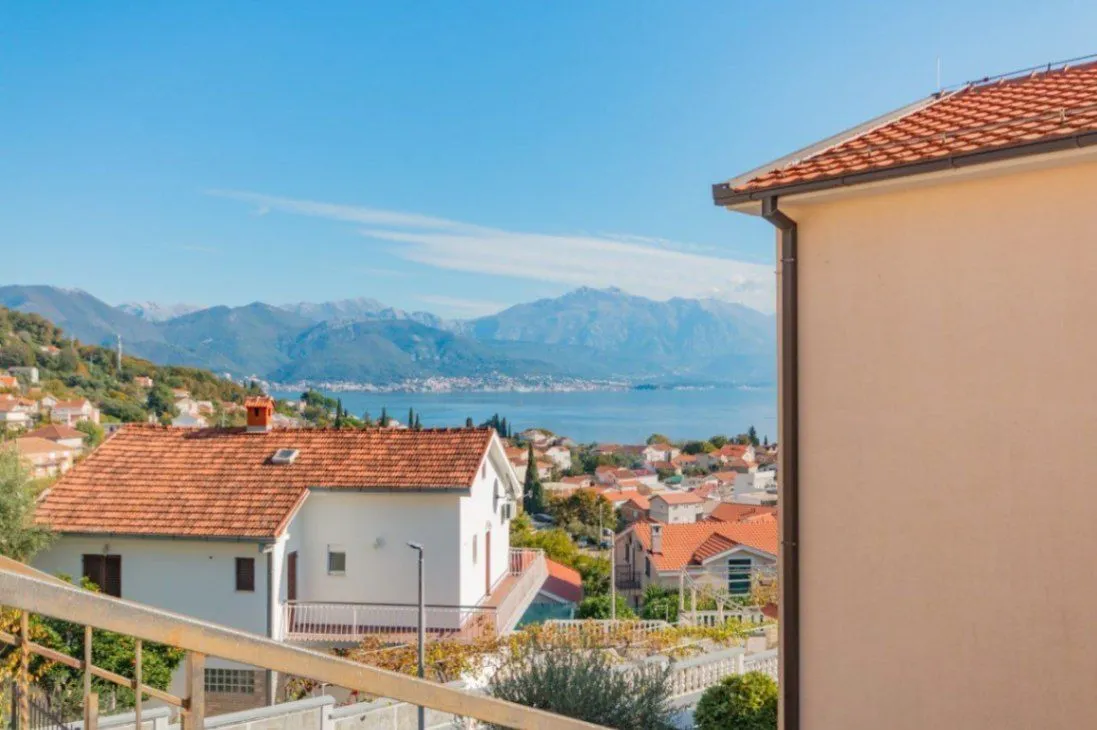 Izdavanje, dvosoban stan, 63m², Baošići, Herceg Novi