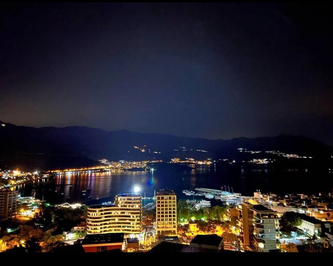 Noćni pogled na grad i more sa terase.